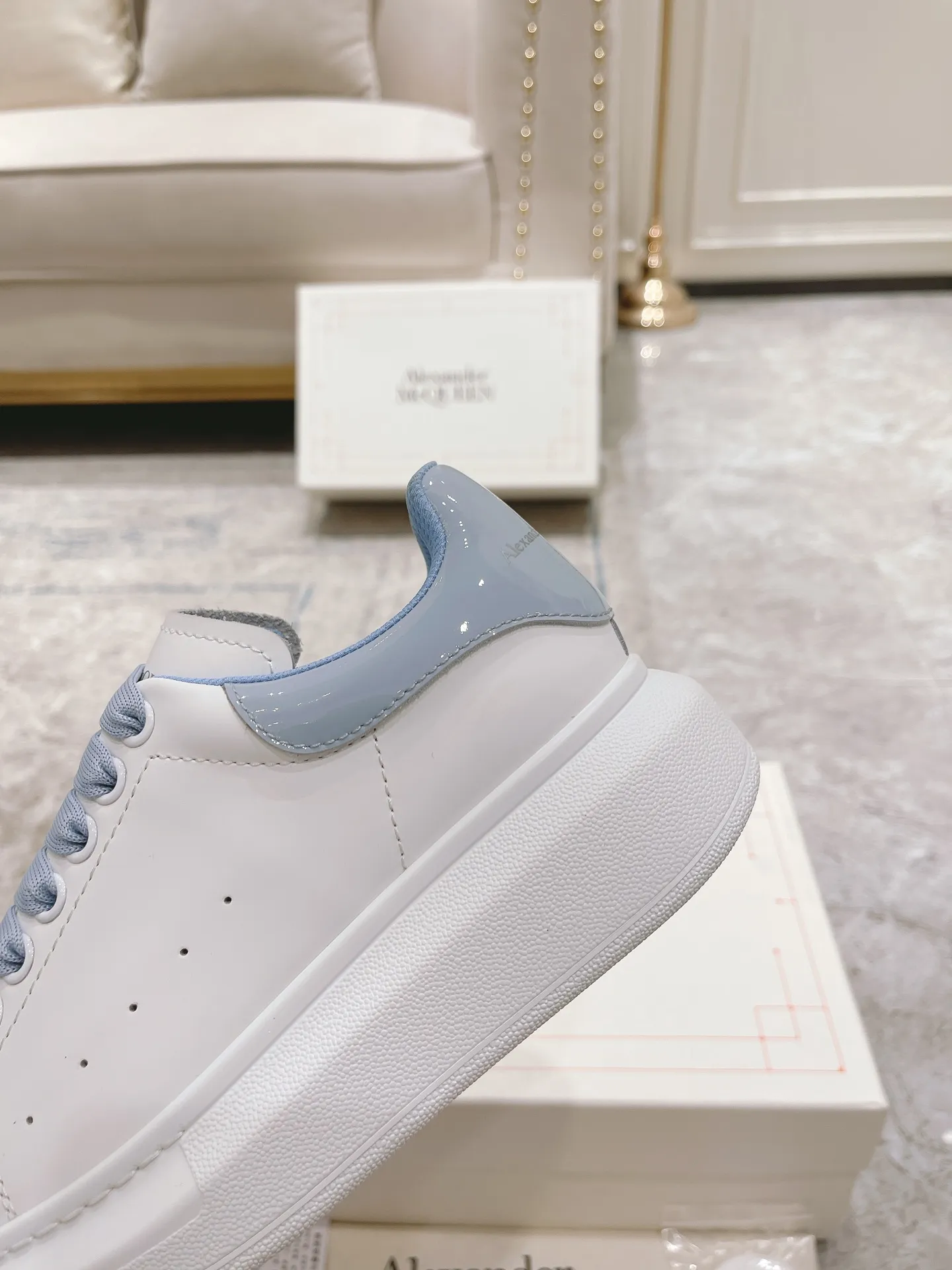 👟👟Ex-factory price 480👟👟 Alexander McQ•ss white shoes, McQueen has been making it for 5 years in a row, the latest upgrade is in sync with the counter...🈶McQueen MCQ has always been exclusive in the molded fabric material, I can't put it down, the correct version, the fit is absolutely wonderful, and the comfort is super. My company is not the first to ship out large quantities of goods, but what I give you is always the nicest goods, and I make the best quality with my heart! 👑McQueen Spring, Summer, Autumn and Winter...✔Classic + Fashionable + Versatile + Atmosphere + Elegant + Tasteful🈵🈵Celebrity first choice, one of the must-haves, many colors to choose from✔✔✔ 1⃣Fabric: Exclusive molded beige imported silk cowhide Upper imported custom anti-fouling. T👟👟Ex-factory price U+👟👟Ex-factory price U anti-yellowing. Super temperament 2⃣Inner lining: Imported A-grade water-dyed sheepskin (the price is the same as cowhide lining) 3⃣Outsole: Counter original molded rubber T👟👟factory price U outsole Thick sole design about 4.5cm Men's and women's abrasive lasts are different 4⃣With original counter publication (original off-white shoe box. Cloth bag. Handbag. Closed Qualification certificate 1:1 mold opening 4-piece set. Comes with a pair of shoelaces 👫Men and women couples size: female 35-40 male 39-44
